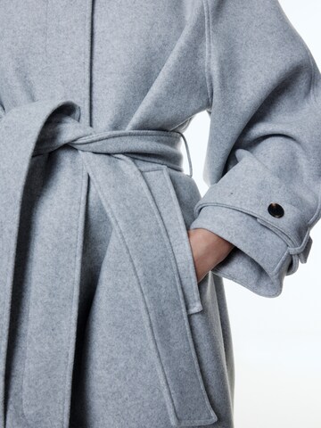 Manteau mi-saison 'Ekaterina' EDITED en gris