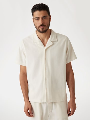 GUESS Regular Fit Hemd in Beige: Vorderseite