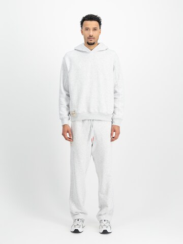 ALPHA INDUSTRIES - Loosefit Pantalón deportivo en gris