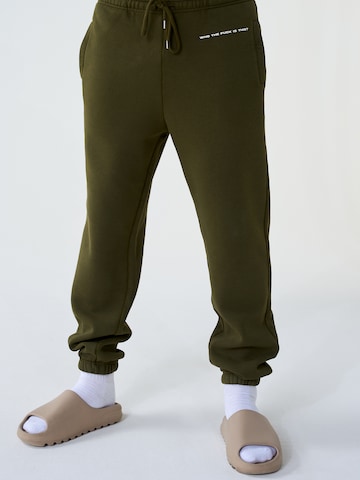 ABOUT YOU x Dardan Loose fit Trousers 'Sammy' in Green: front