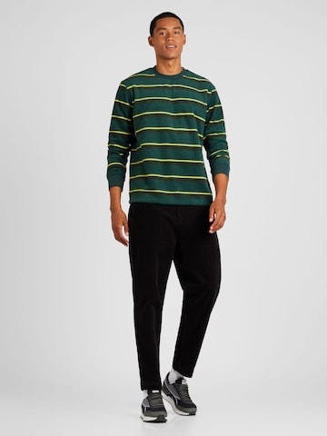 LEVI'S ® Collegepaita 'Sherpa Crewneck Sweatshirt' värissä vihreä