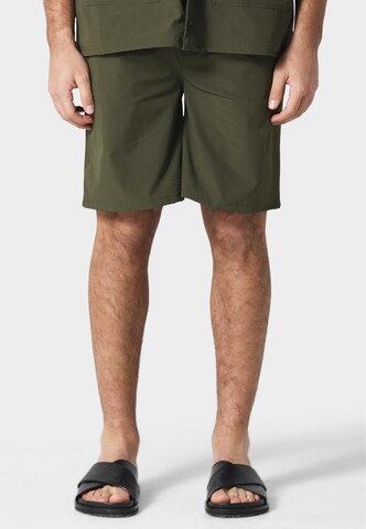Pas De Monaco Regular Shorts 'Utility' in Grün: Vorderseite