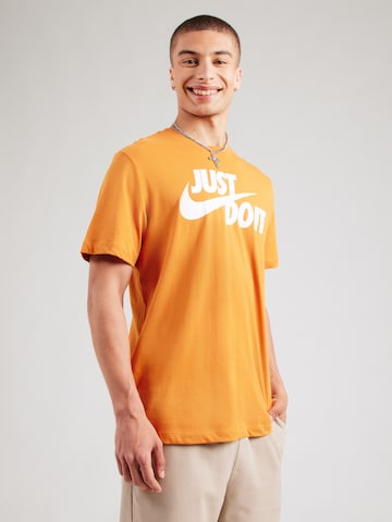 Coupe regular T-Shirt 'Swoosh' Nike Sportswear en orange : devant