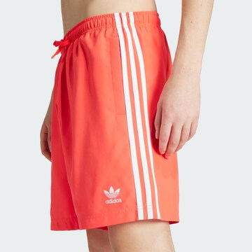 ADIDAS ORIGINALSKupaće hlače 'Adicolor' - crvena boja