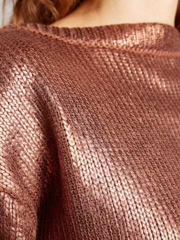 Pull-over ABOUT YOU x Laura Giurcanu en marron