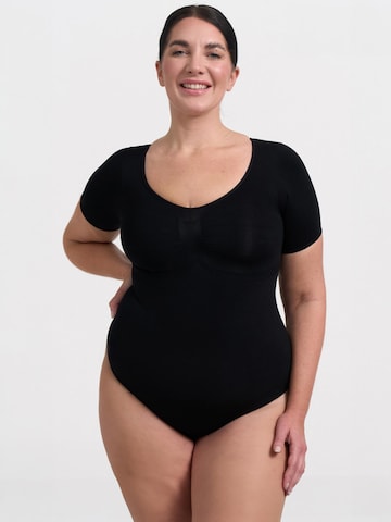 cfab (formerly creamy fabrics) - Body moldeador 'T-Shirt Bodysuit Sculpting Shapewear mit String' en negro: frente