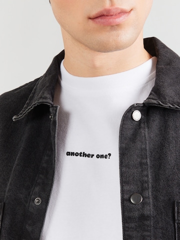 Kaotiko Koszulka 'ANOTHER ONE' w kolorze biały