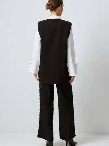 Gilet 'Pearl Detailed Crepe Vest' Touché Privé en noir