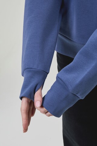 BENCH Sweatshirt in Blau