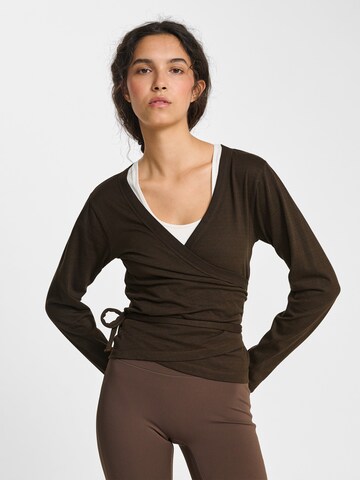 Hummel Performance shirt in Brown: front