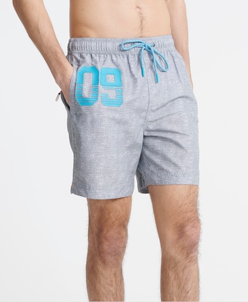 Superdry Regular Badeshorts in Grau