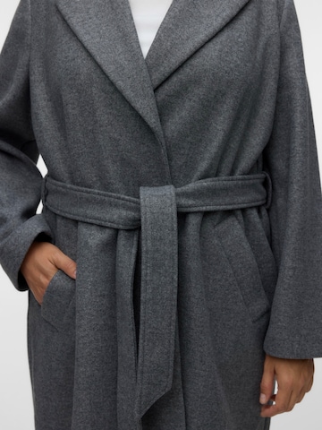 Vero Moda Curve Płaszcz przejściowy 'VMFortune Aya' w kolorze szary