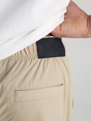 Tapered Pantaloni cargo di Calvin Klein Jeans in beige