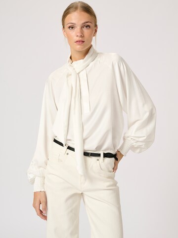 My Essential Wardrobe - Blusa 'Estelle' en blanco: frente