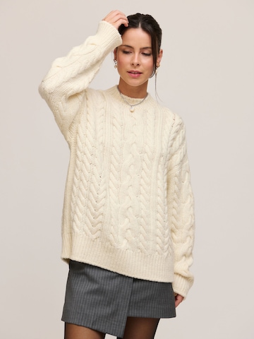 A LOT LESS Sweater 'Diana' in White: front