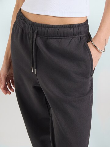 Effilé Pantalon 'V-NEW' GAP en noir