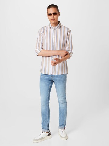 !Solid Regular fit Button Up Shirt in White
