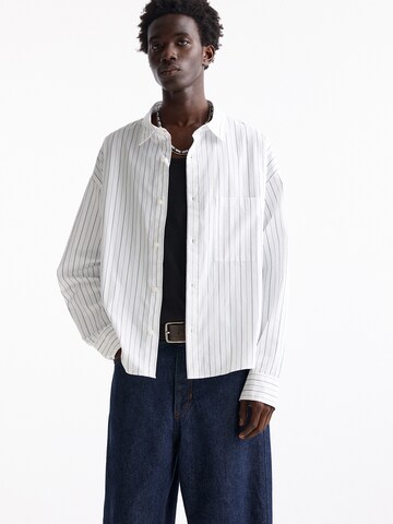 Fit confort Chemise Pull&Bear en blanc : devant