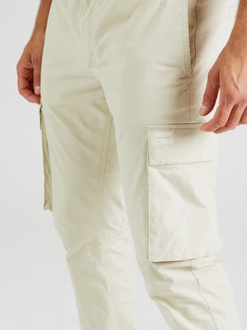 Calvin Klein Jeans Tapered Cargohose in Beige