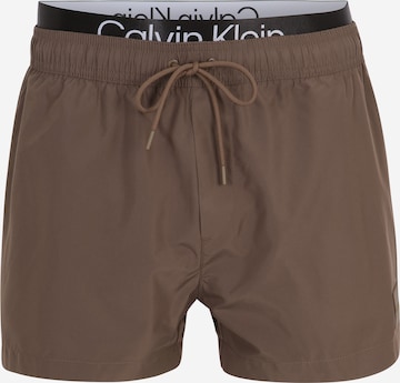 Calvin Klein Swimwear Шорти за плуване в кафяво: отпред