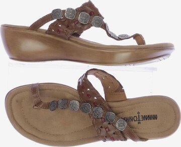 Minnetonka Sandalen 38 in Braun: predná strana