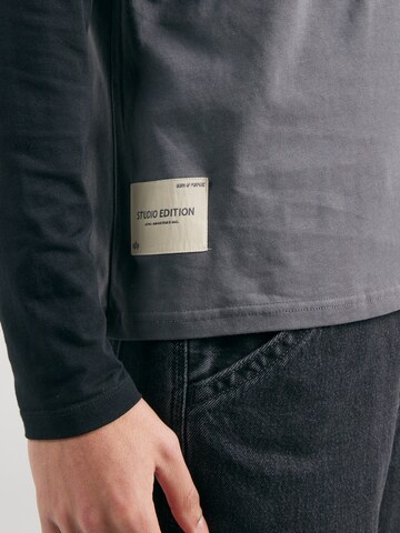 ALPHA INDUSTRIES - Camiseta 'Studio Edition' en gris