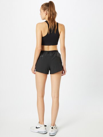 NIKE Regular Sportshorts in Schwarz