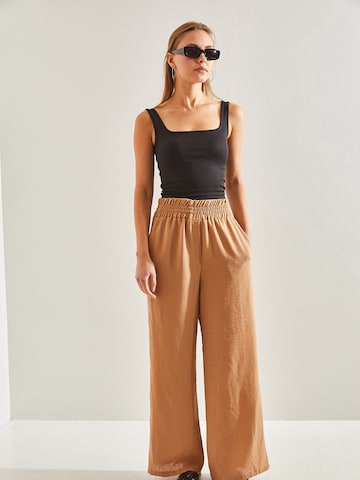 Bianco Lucci - Pierna ancha Pantalón en marrón: frente