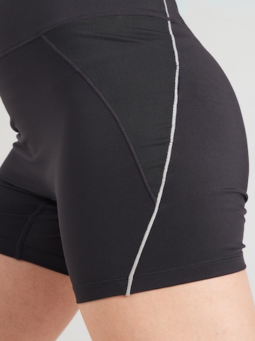 Reebok Skinny Sportshorts in Schwarz