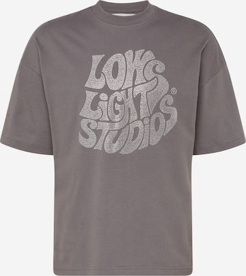 Low Lights Studios T-shirt i grå: framsida