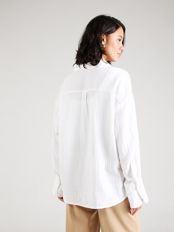 Monki - Blusa en blanco