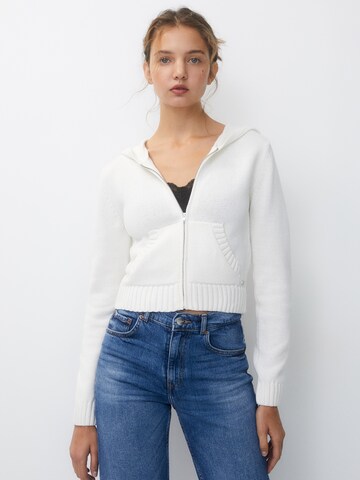 Pull&Bear Knit Cardigan in White: front