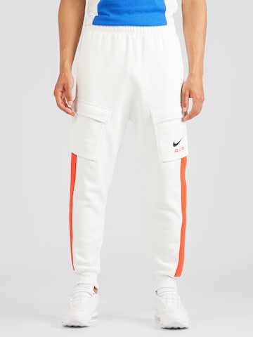 Nike Sportswear Tapered Παντελόνι cargo σε λευκό: μπροστά