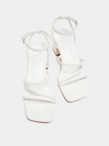 Pull&Bear Sandały z rzemykami w kolorze biały