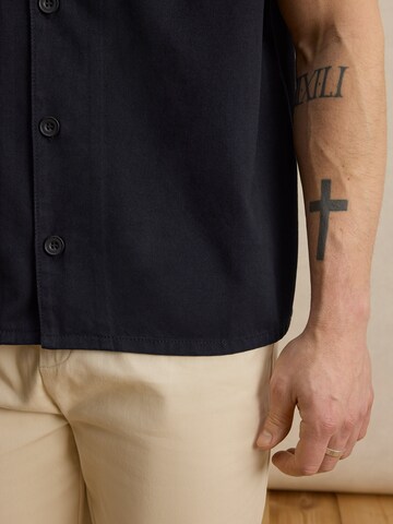 DAN FOX APPAREL Comfort Fit Риза 'Nelson' в черно