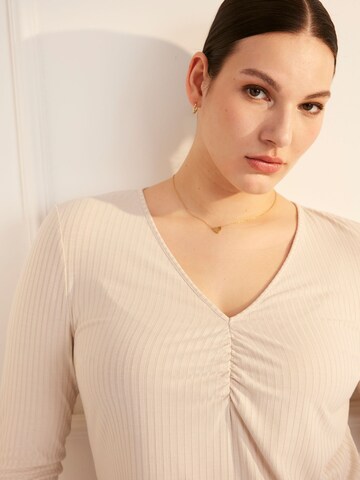 Guido Maria Kretschmer Curvy Shirt 'Jasmina' in Beige: front