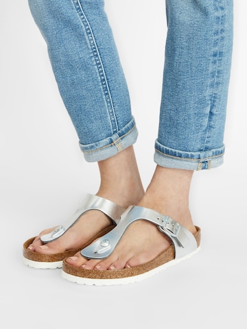 BIRKENSTOCK - Sandalias de dedo 'Gizeh' en plata