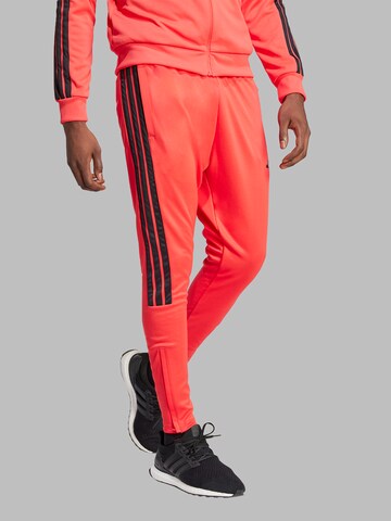 ADIDAS SPORTSWEAR - Slimfit Pantalón deportivo 'TIRO' en rojo