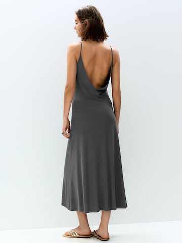 Rochie de la Pull&Bear pe gri