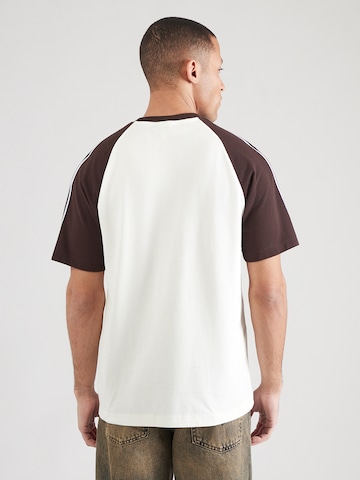 balta ADIDAS ORIGINALS Marškinėliai 'BRITCORE'