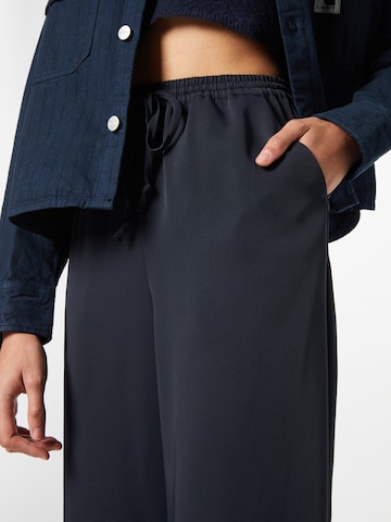 Wide Leg Pantalon 'Lynn' ABOUT YOU en bleu