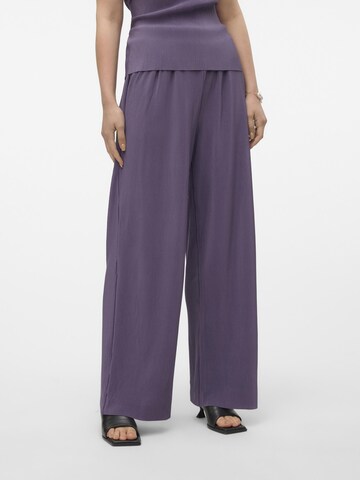 Regular Pantalon 'RAYA' VERO MODA en violet : devant