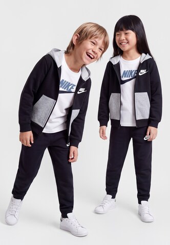Set de la Nike Sportswear pe negru: față