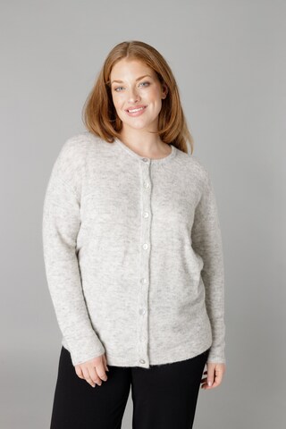 BASE LEVEL CURVY Strickjacke in Grau: Vorderseite