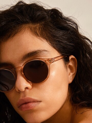 Pilgrim Sunglasses 'KYRIE' in Gold: front
