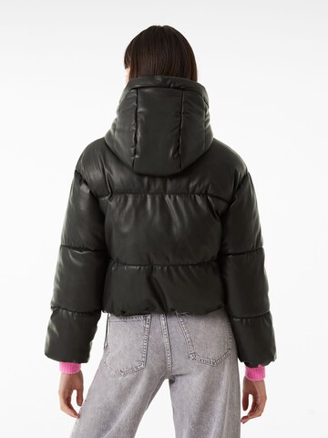 Bershka Winterjacke in Schwarz