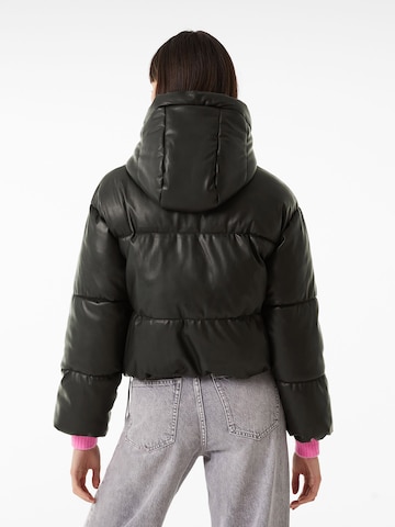 Bershka Winterjacke in Schwarz