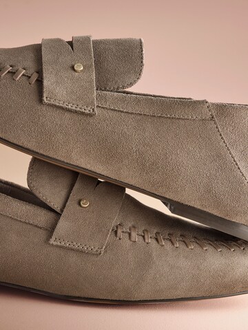B by Ted Baker Slipper i grå