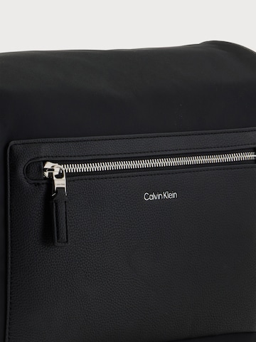 Calvin Klein Messenger in Black