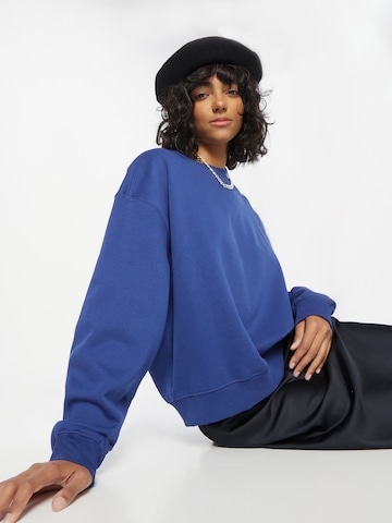 Sweat-shirt 'Essence Standard' WEEKDAY en bleu